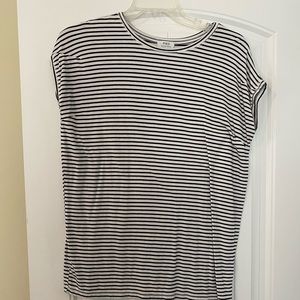 Medium black and white piko tshirt